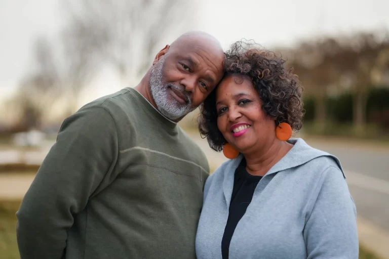 Met steun, aanpassingen en goede zorg kunnen ouderen langer zelfstandig en veilig thuis blijven wonen.