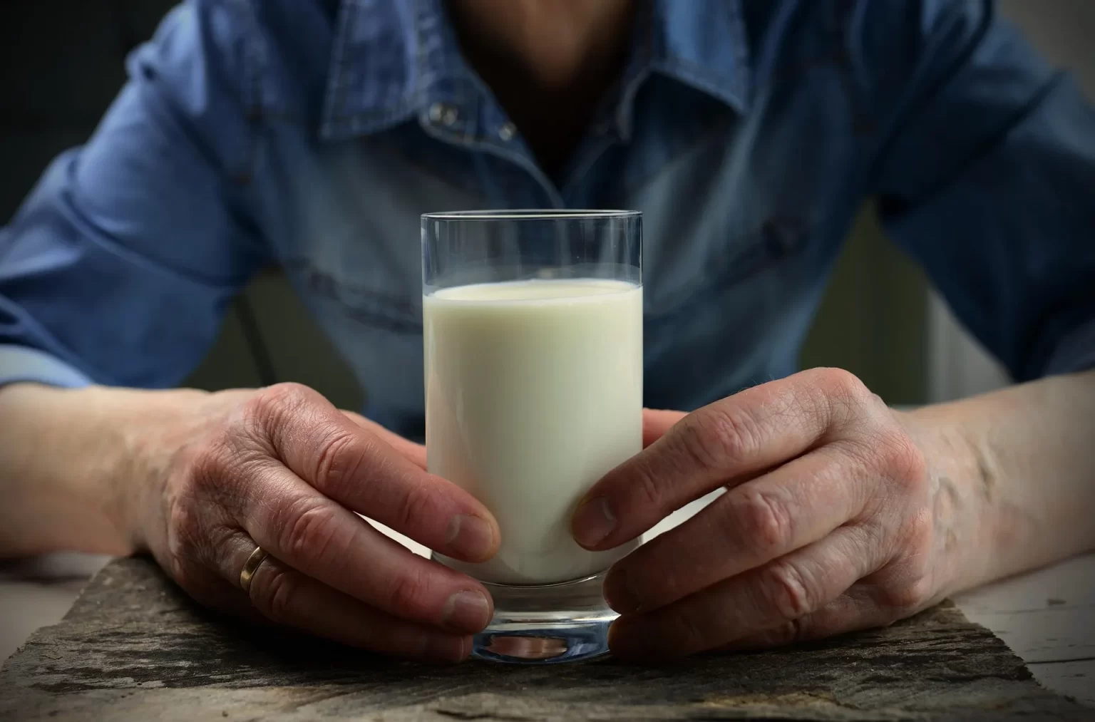 Een glas melk als eenvoudige calciumrijke keuze ter ondersteuning van sterke botten op latere leeftijd.