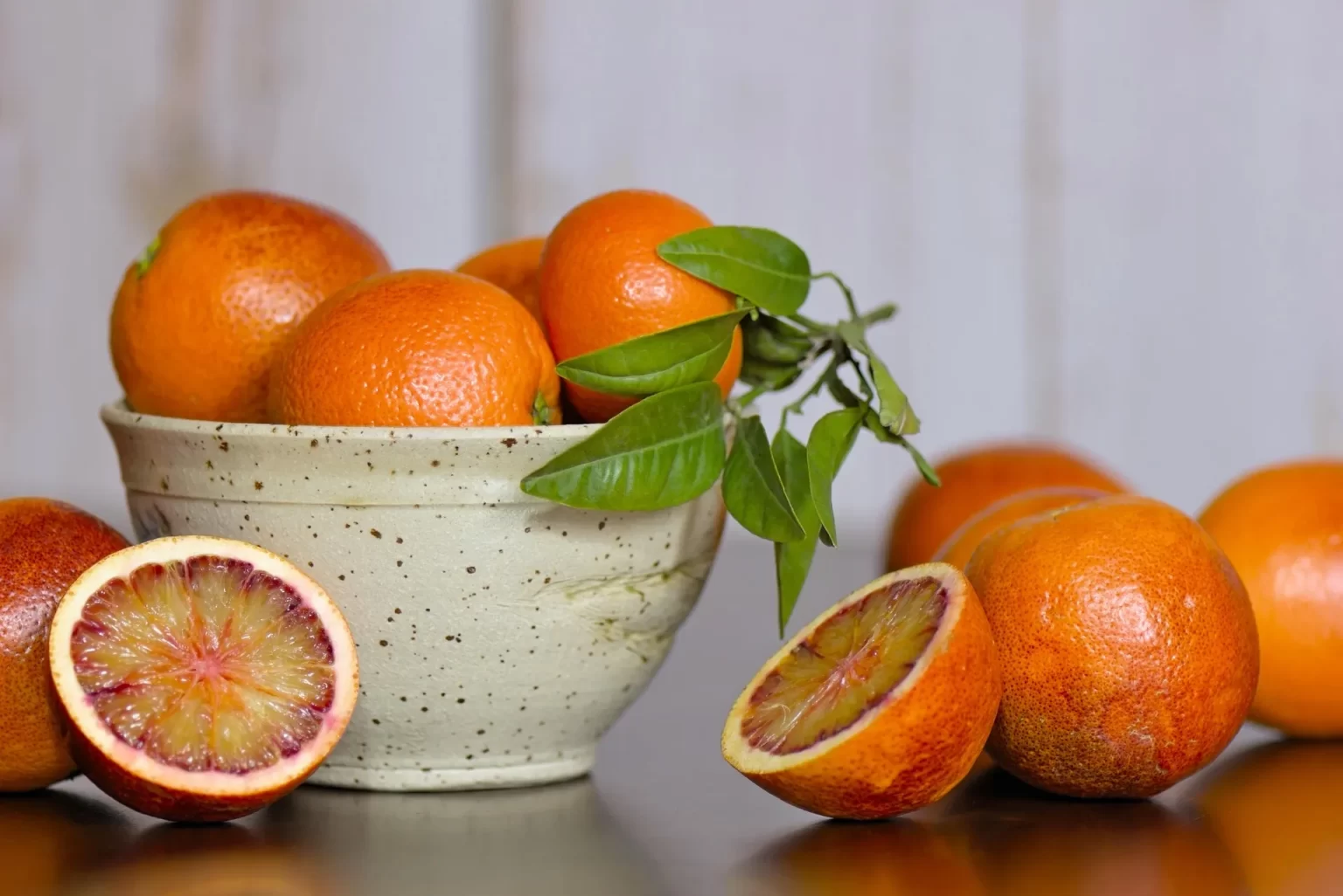 Een schaal met citrusfruit als frisse aanvulling op een gezond voedingspatroon voor ouderen.